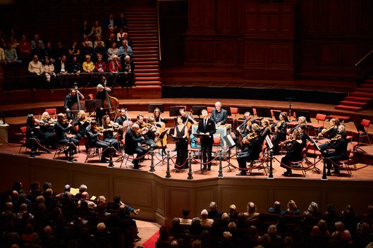 Tim Mead en Francesca Aspromonte staan op het podium van Het Concertgebouw