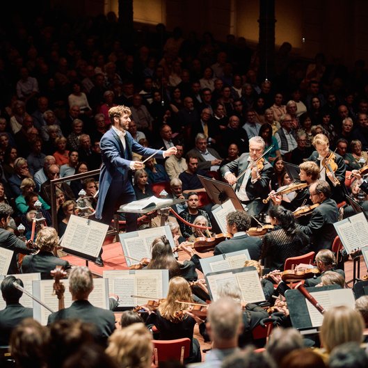 Actiefoto van dirigent Lorenzo Viotti tijdens concert in Het Concertgebouw Amsterdam