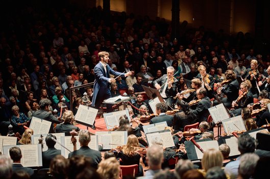Actiefoto van dirigent Lorenzo Viotti tijdens concert in Het Concertgebouw Amsterdam